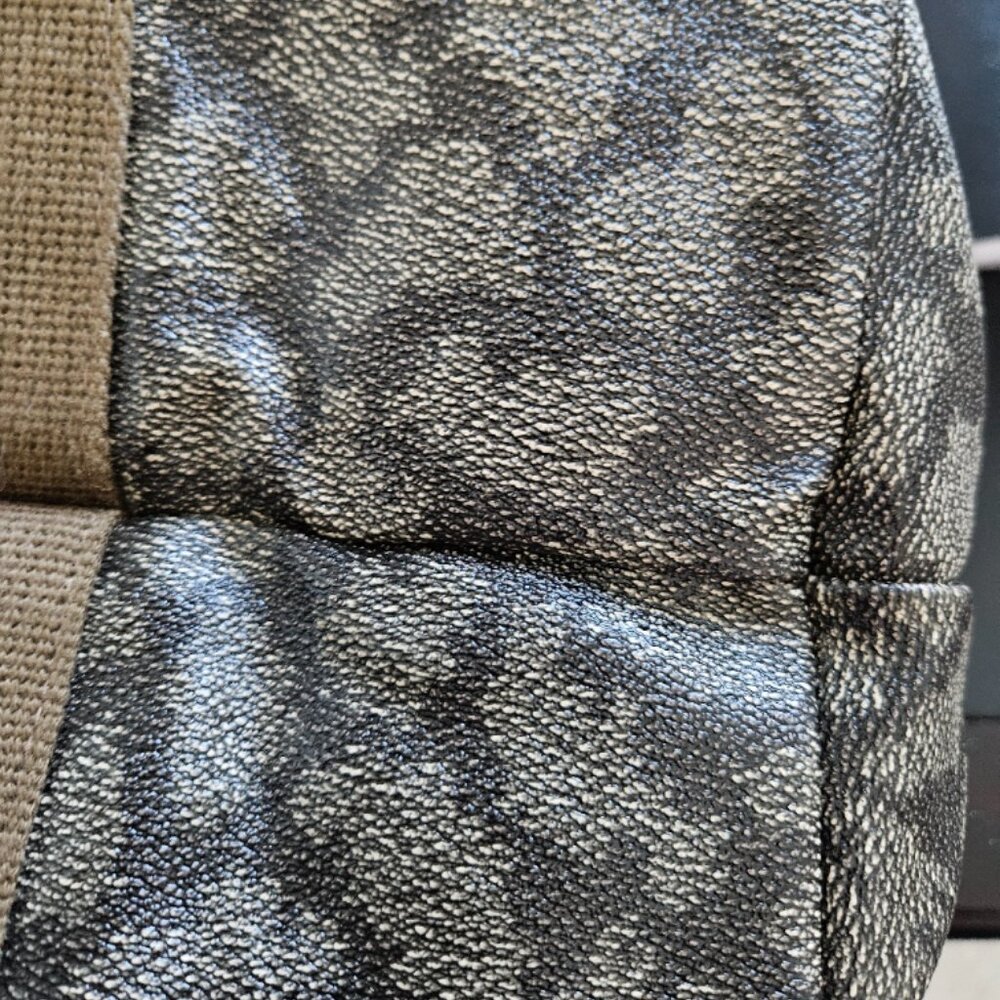 Yves Saint Laurent (YSL) Giraffe Boston Bag - Picture 9 of 14